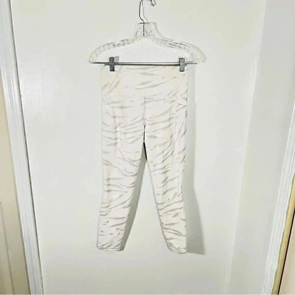 Athleta Salutation Stash Pocket II Zebra 7/8 Tight Leggings Activewear - Picture 2 of 6